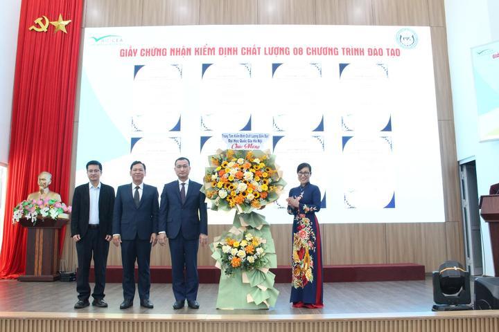 Trao Giấy chứng nhận kiểm định chất lượng các chương trình đào tạo Trường Đại học Sư phạm kỹ thuật - Đại học Đà Nẵng