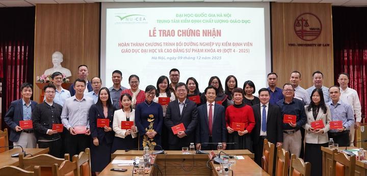 Trao chứng nhận hoàn thành chương trình bồi dưỡng nghiệp vụ kiểm định Khóa 49 lớp 1 tại Hà Nội