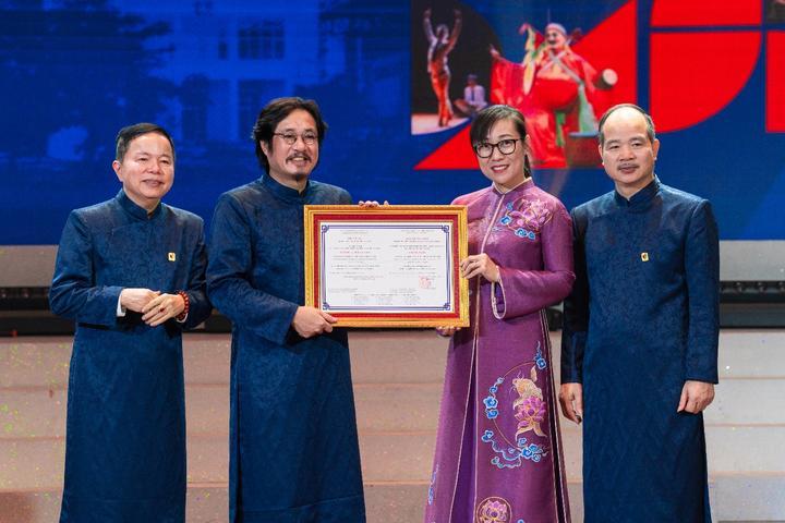 Trao Giấy chứng nhận Kiểm định chất lượng CSGD chu kỳ 2 và các chương trình đào tạo Trường Đại học Sân khấu điện ảnh Hà Nội