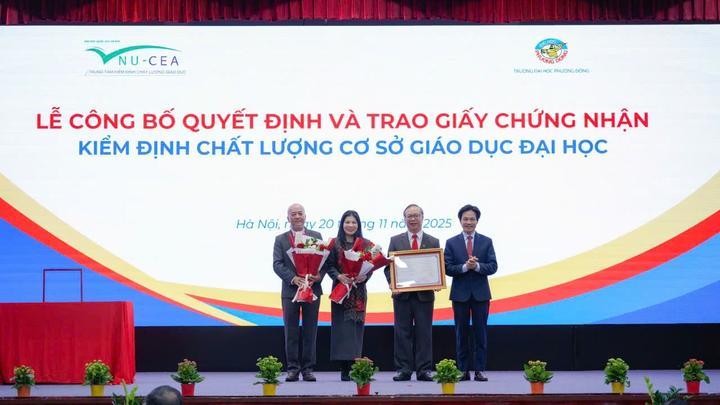 Trao Giấy chứng nhận kiểm định chất lượng chu kỳ 2 Trường Đại học Phương Đông