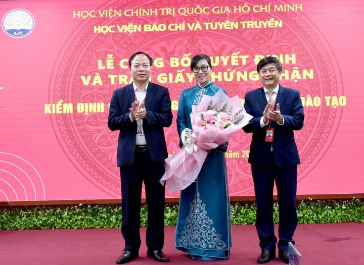Trao Giấy chứng nhận kiểm định chất lượng các Chương trình đào tạo Học viện Báo chí và Tuyên truyền