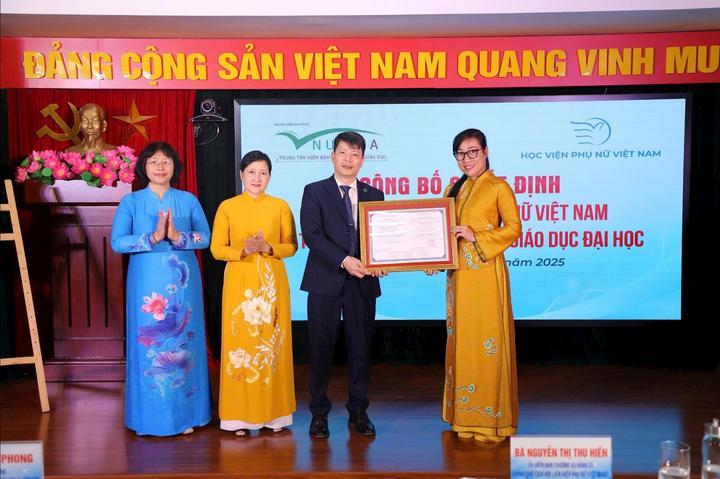 Trao Giấy chứng nhận kiểm định chất lượng chu kỳ 2 Học viện Phụ nữ Việt Nam