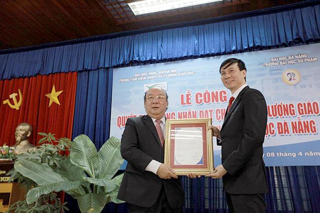 Trung tâm Kiểm định chất lượng giáo dục - ĐHQGHN trao Giấy chứng nhận kiểm định chất lượng giáo dục cho Trường ĐH Sư phạm, ĐH Đà Nẵng