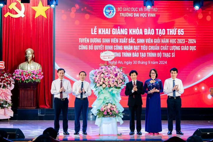 Trao giấy chứng nhận kiểm định chất lượng các CTĐT Trường Đại học Vinh