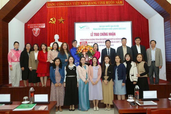 Trao chứng nhận hoàn thành chương trình bồi dưỡng nghiệp vụ kiểm định Khóa 45 (Đợt 3 - 2024) – Lớp 2 tại Huế
