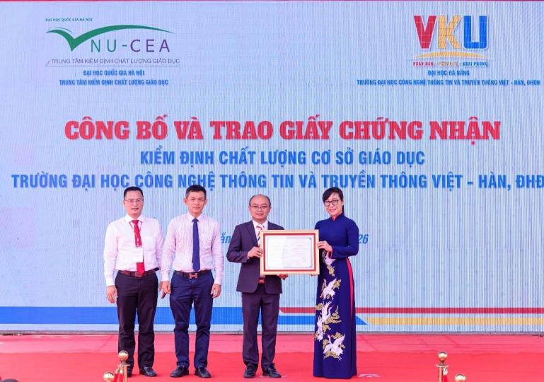 Trao Giấy chứng nhận Kiểm định chất lượng cơ sở giáo dục Trường Đại học Công nghệ thông tin và truyền thông Việt – Hàn, Đại học Đà Nẵng