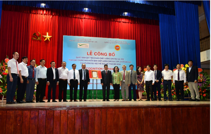 Trung tâm Kiểm định chất lượng giáo dục - Đại học Quốc gia Hà Nội trao Giấy chứng nhận kiểm định chất lượng giáo dục cho Trường Đại học Thể dục thể thao Bắc Ninh