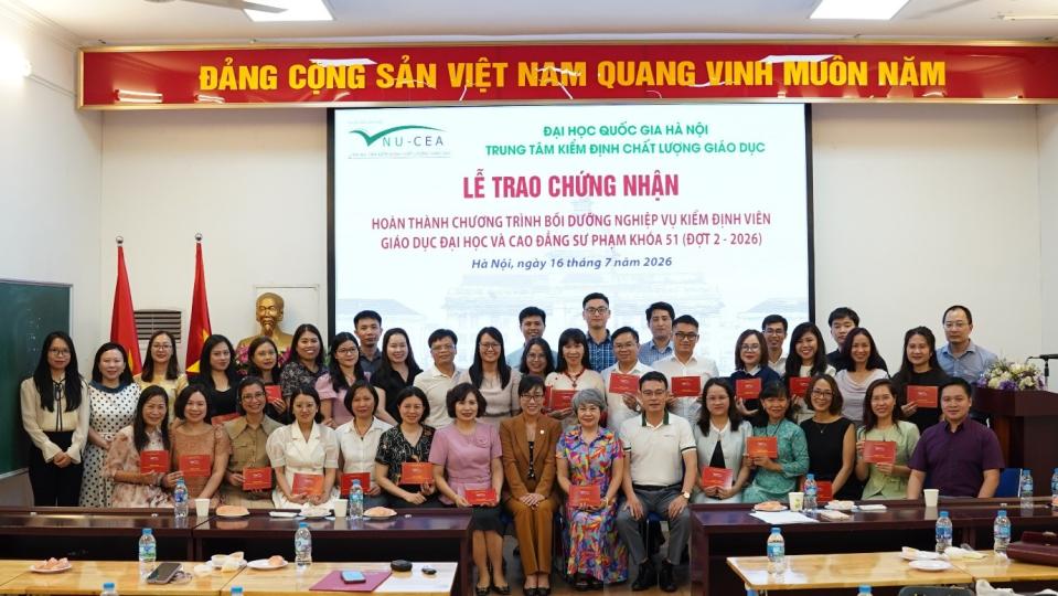 Trao chứng nhận hoàn thành chương trình bồi dưỡng nghiệp vụ kiểm định Khóa 51 - Lớp Hà Nội