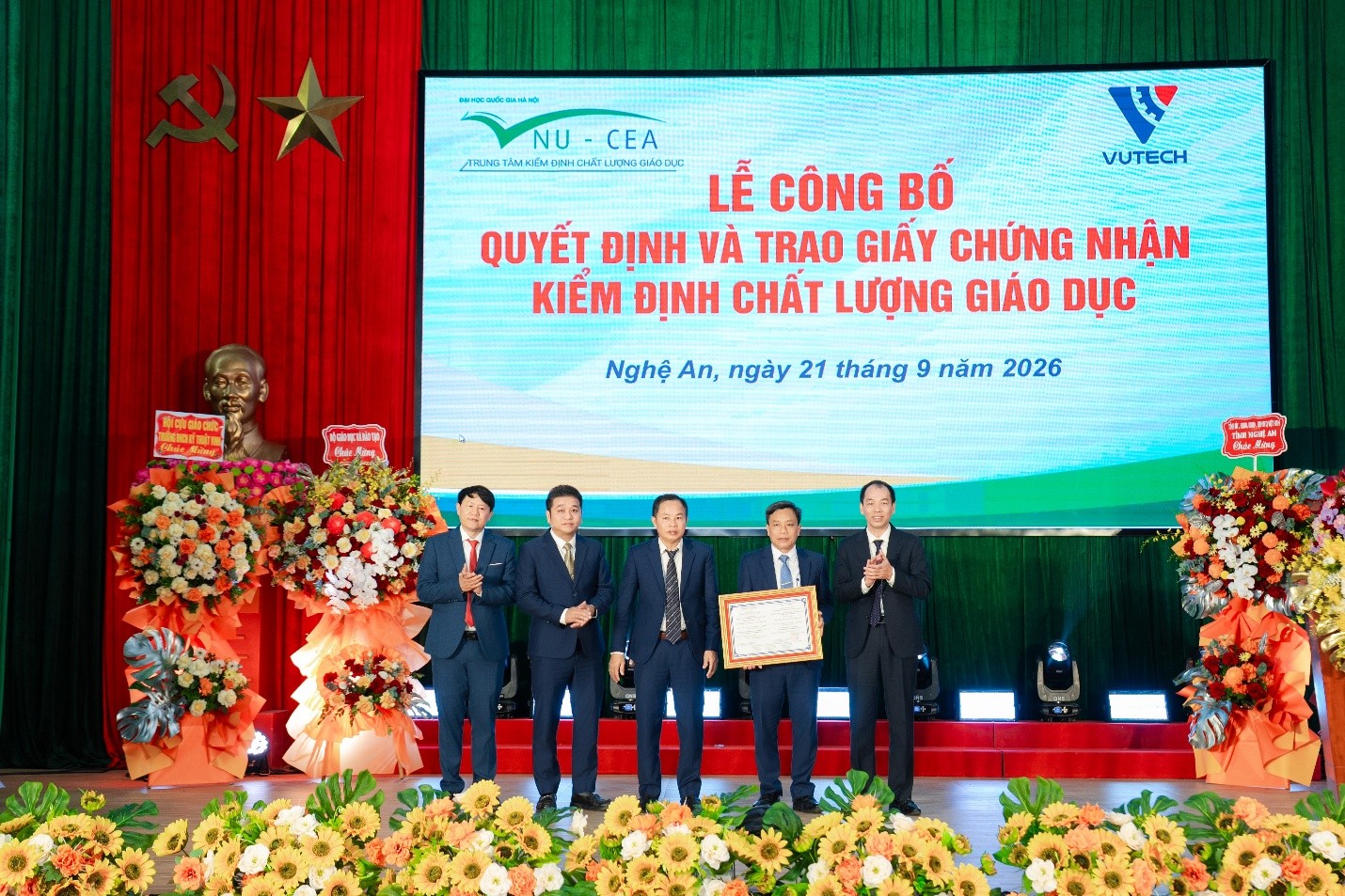 Trao Giấy chứng nhận Kiểm định chất lượng cơ sở giáo dục và các chương trình đào tạo Trường Đại học Công nghệ kỹ thuật Vinh