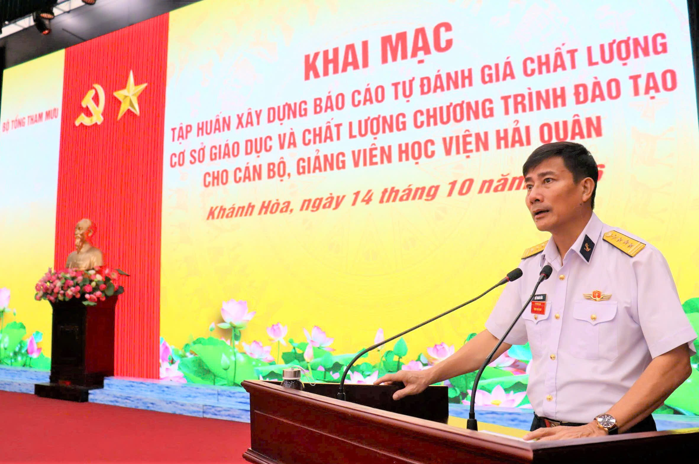Đại tá, PGS.TS. Hồ Thanh Hòa - Phó giám đốc Học viện Hải quân phát biểu