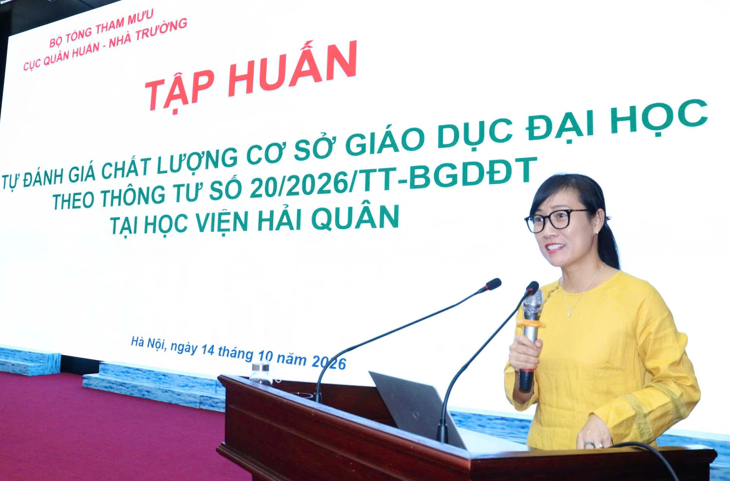 PGS.TS. Tạ Thị Thu Hiền - Giám đốc Trung tâm phát biểu và trình bày tại Tập huấn