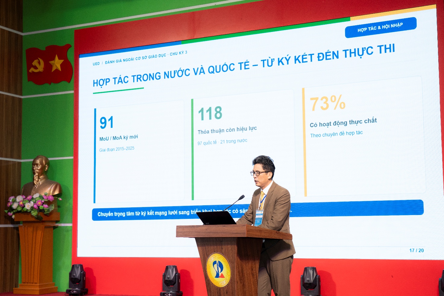 TS. Phan Đức Tuấn - Phó Hiệu trưởng trình bày tổng quan về Nhà trường